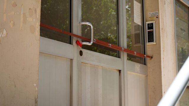 Mühür de yetmedi, kaynakla kapıyı kapattılar!