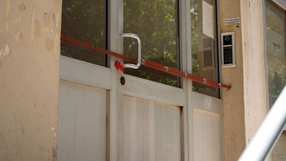 Mühür de yetmedi, kaynakla kapıyı kapattılar!