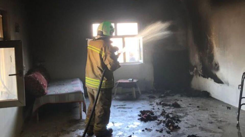 Yatalak hasta yangında can verdi