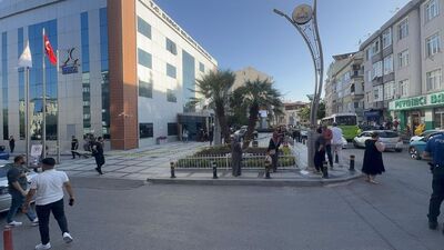 Zabıta kendini ve belediye başkanını vurdu