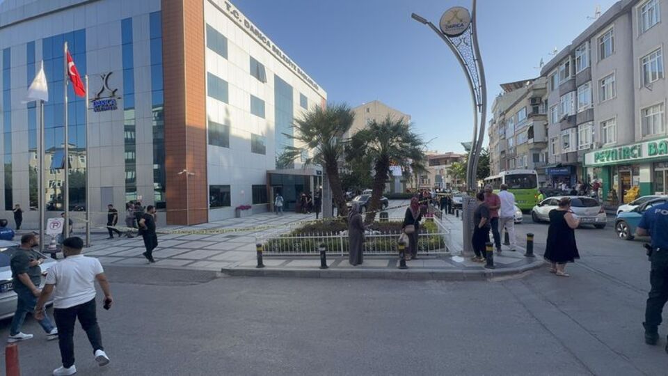 Zabıta kendini ve belediye başkanını vurdu