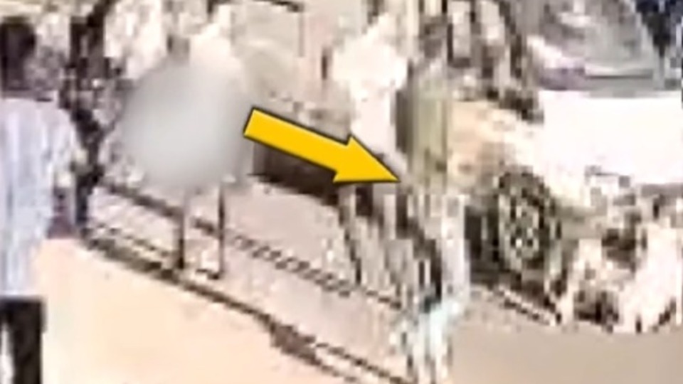 Bıçaktan kaçtı, minibüs ezdi!