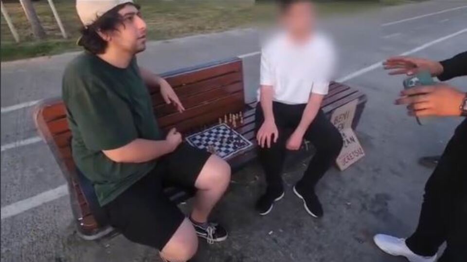 Satranç oynayanları kaldırmaya çalıştı