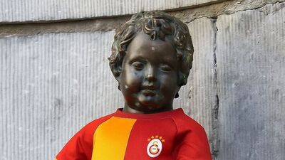 G.Saray'ın 5 yıldızlı forması 406 yıllık heykelde!