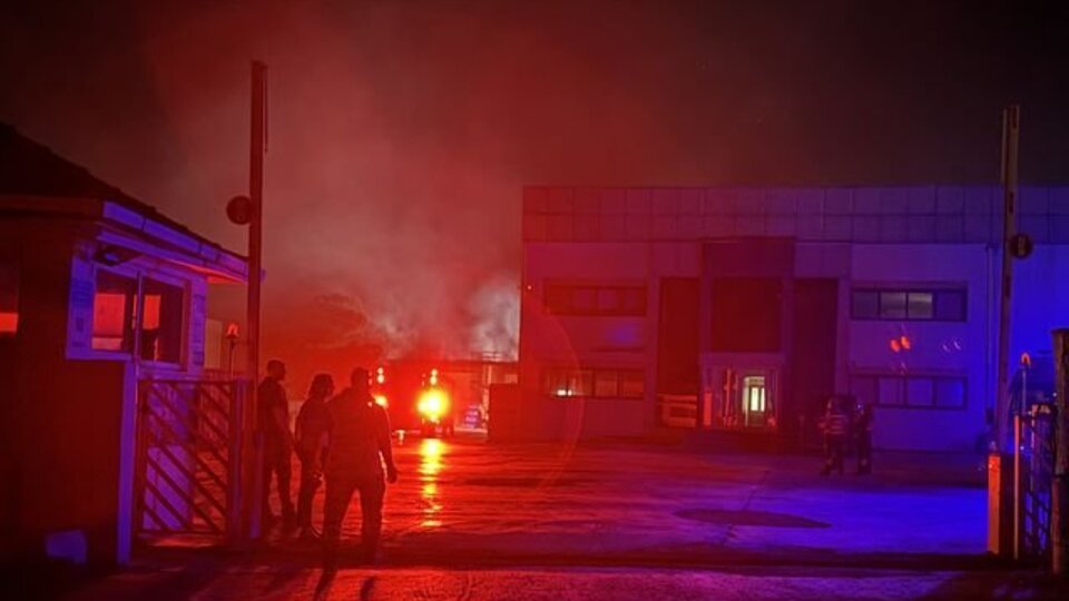 İzmir'de cam fabrikasında yangın