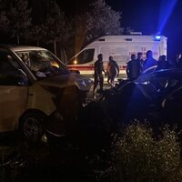 Sivas'ta ters şeride giren minibüs, otomobille çarpıştı: 1 ölü, 8 yaralı | Son dakika haberleri thumbnail