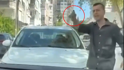 Antalya'da yaşandı! Trafikte iki kadına silah doğrulttu!