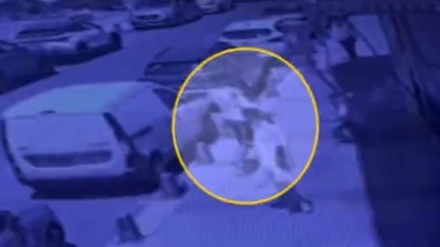 Engelli çocuğa dayak attı!