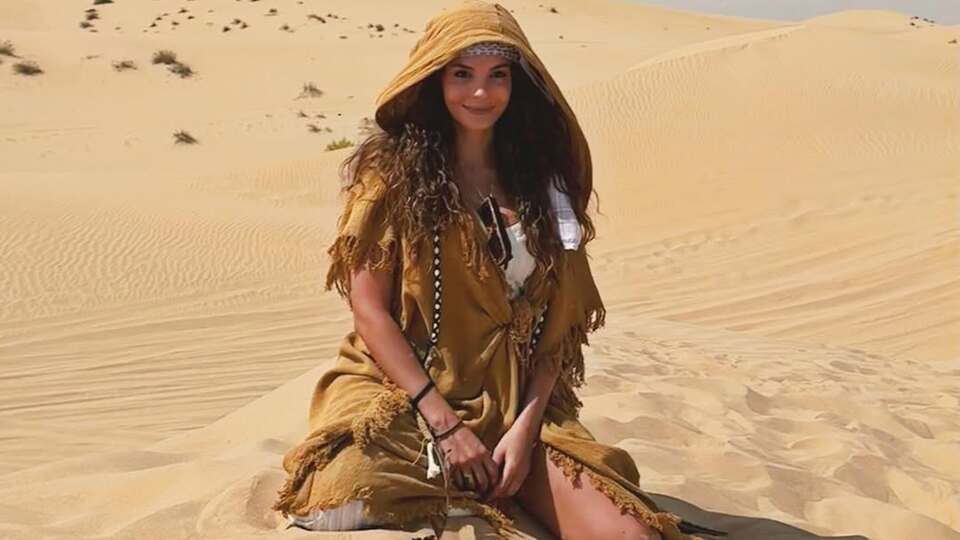 Ünlü oyuncu çölde poz verdi