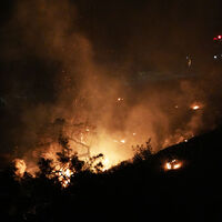 İzmir Aliağa'daki yangın saatlerdir devam ediyor