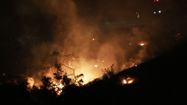İzmir Aliağa'daki yangın saatlerdir devam ediyor