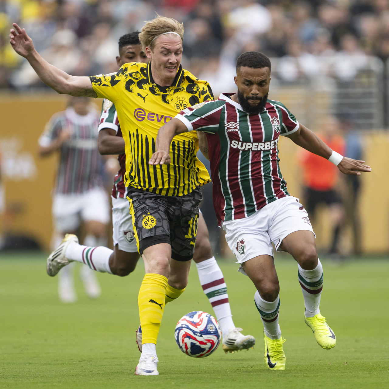 Dortmund ile Fluminense son 16 biletini aldı