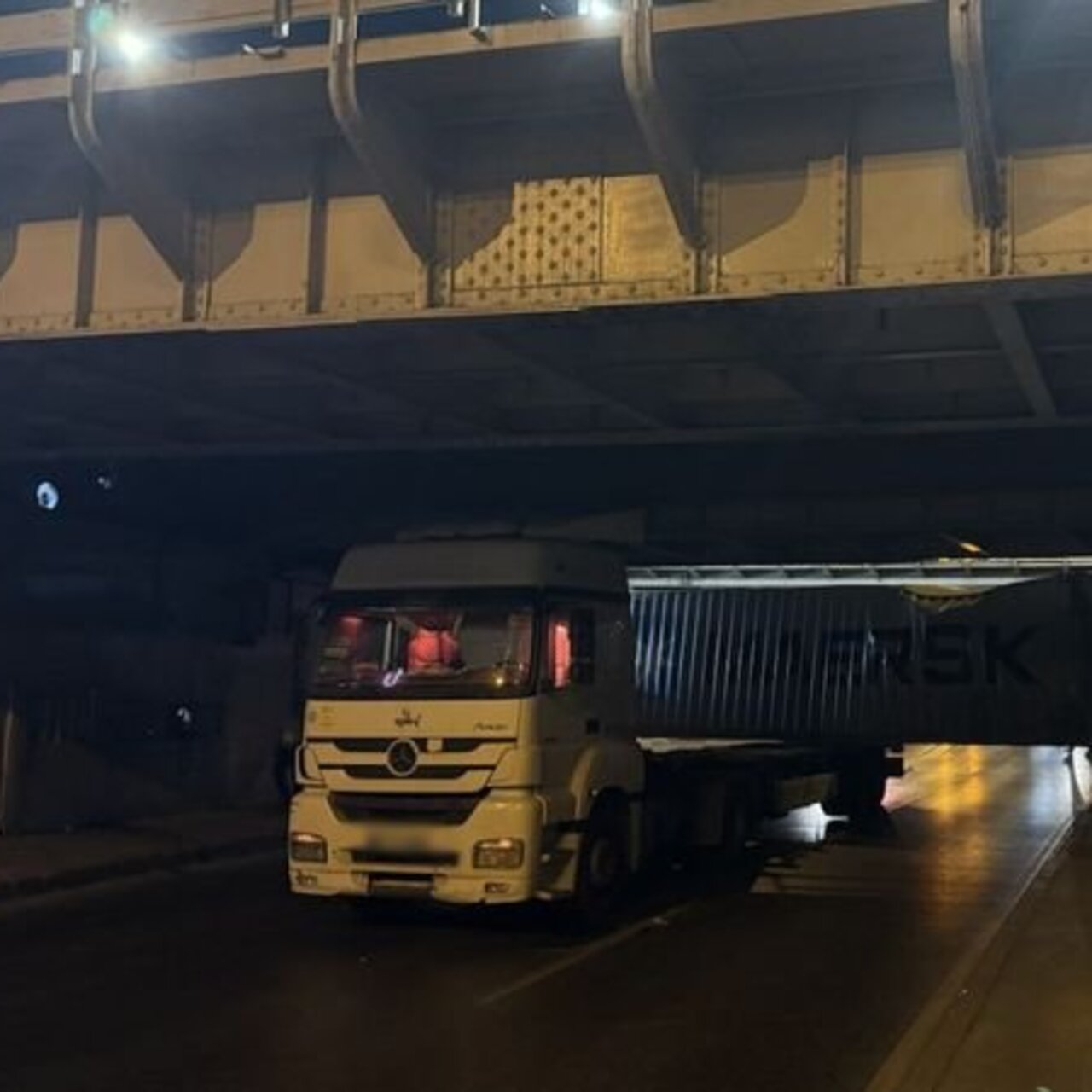 TIR'ın dorsesindeki konteyner alt geçide takıldı | Detaylı Analiz