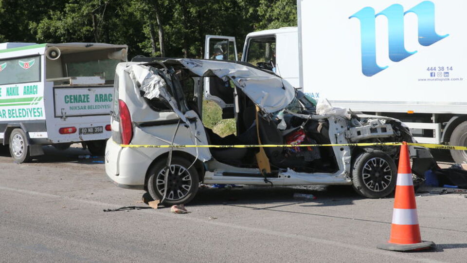 Kamyon park halindeydi! Can kayıpları var!