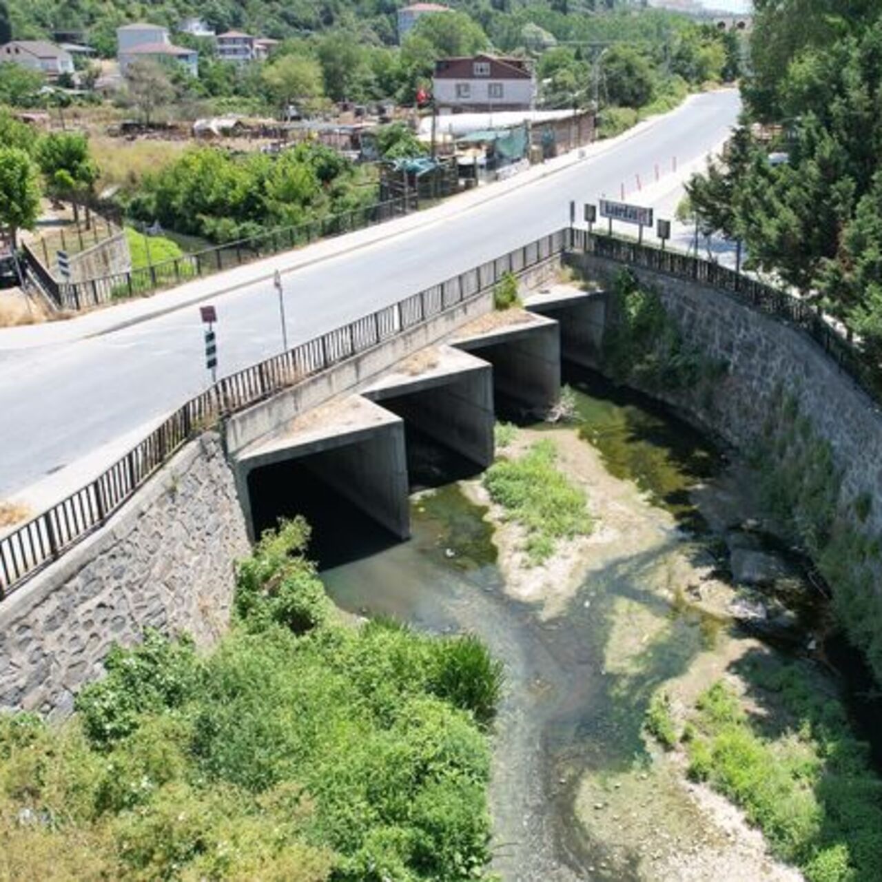Arnavutköy'de "derede koku" şikâyeti | Güncel Haber