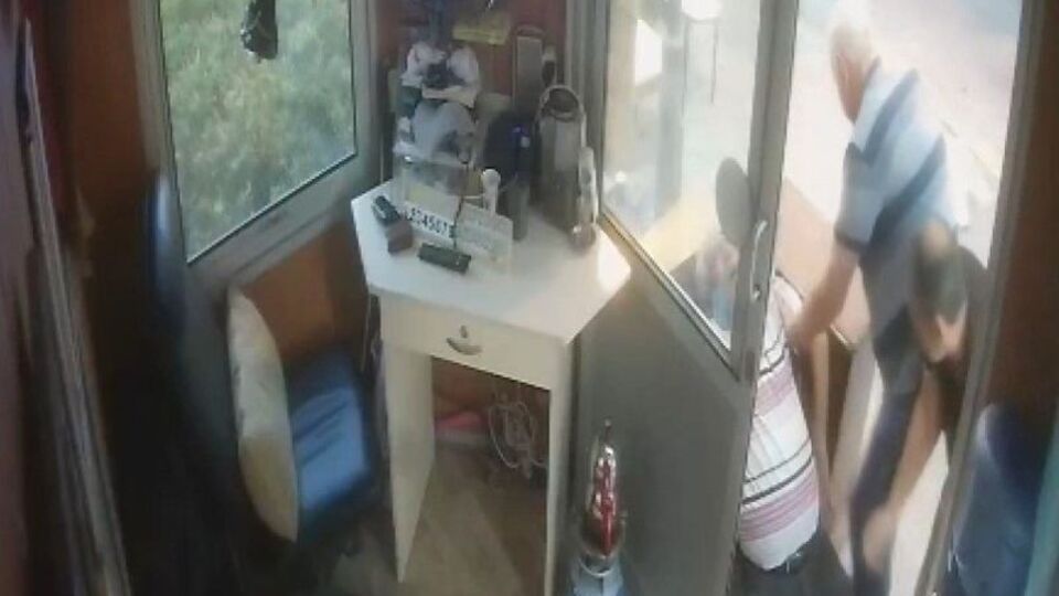 Kalp krizi geçiren arkadaşına yardım etmek istedi, ikisi de öldü