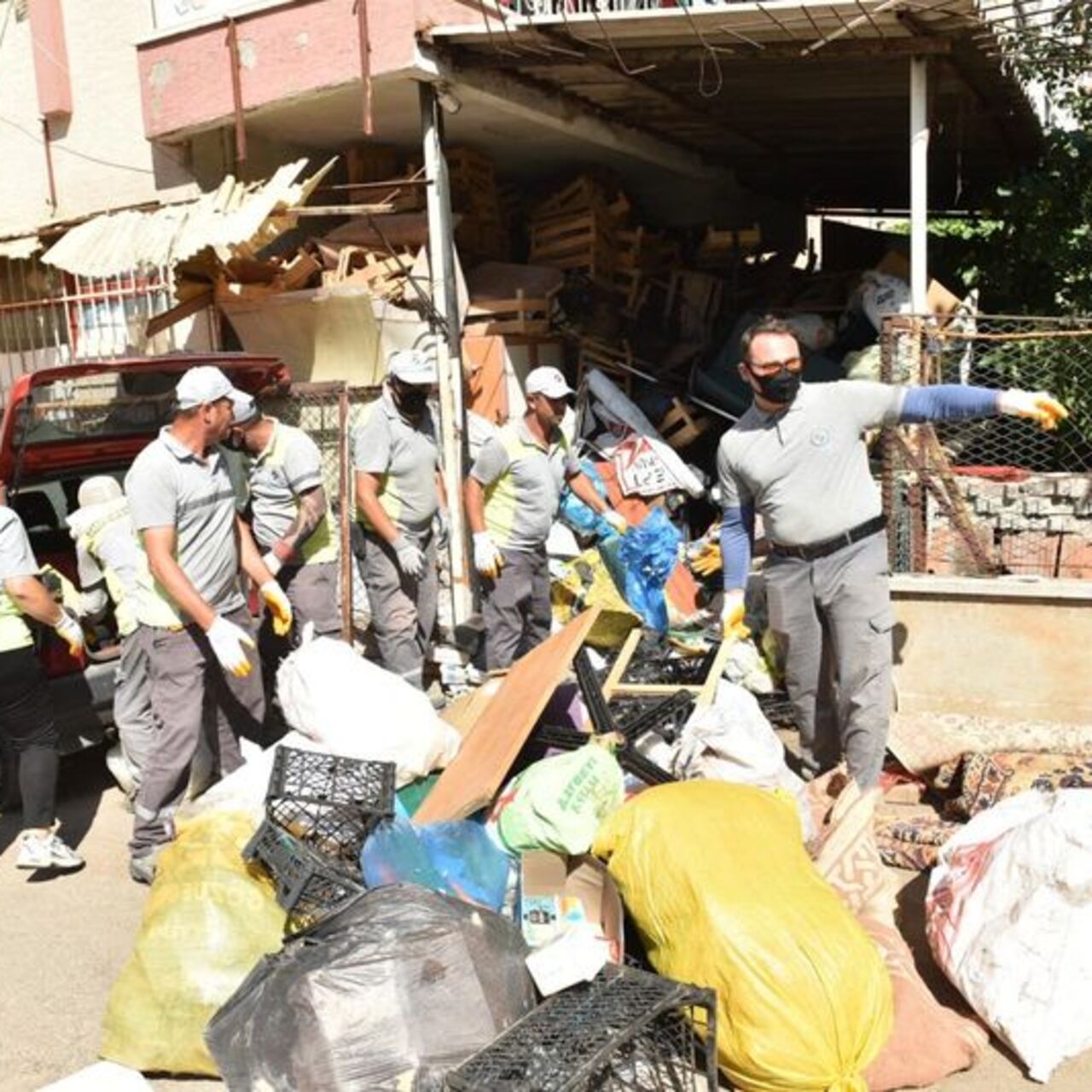 6 katlı binadan bu kez 20 kamyon çöp çıktı