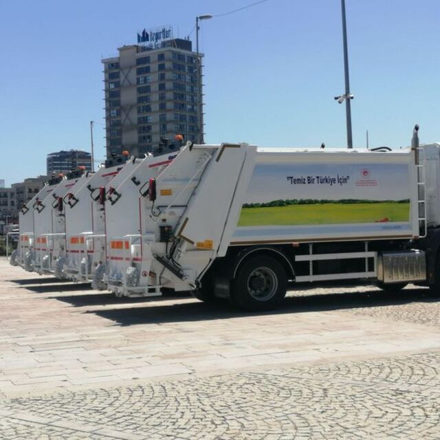 Bakanlıktan Esenyurt'a 8 temizlik aracı