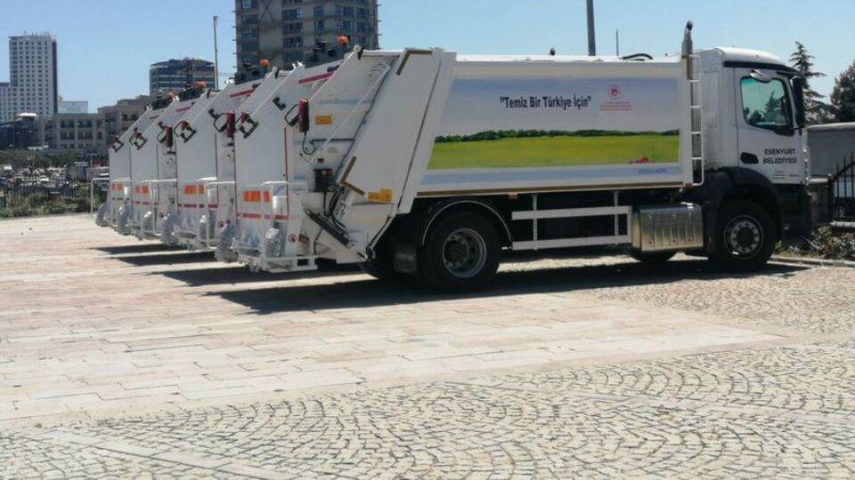 Bakanlıktan Esenyurt'a 8 temizlik aracı