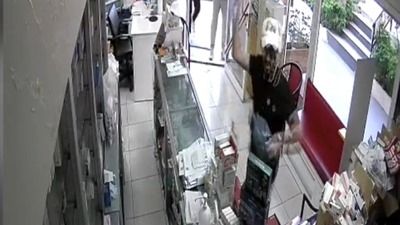 Eczacıya yumurtalı saldırı!
