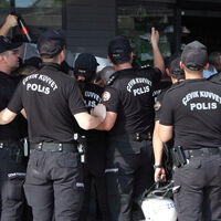 Kaçak yapıların yıkımında arbede