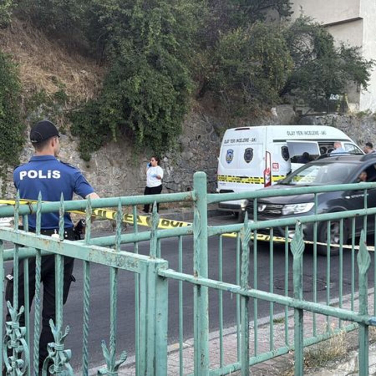 Önce arkadaşını sonra kendini vurdu