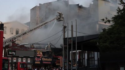 Bursa'da yangın: 4 iş yeri ve 1 bina küle döndü