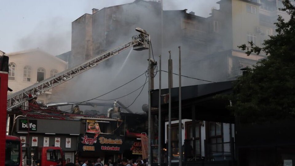 Bursa'da yangın: 4 iş yeri ve 1 bina küle döndü