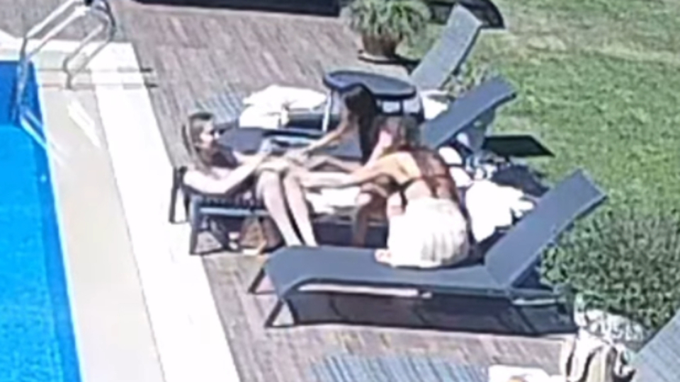 Oturduğu şezlong çöktü