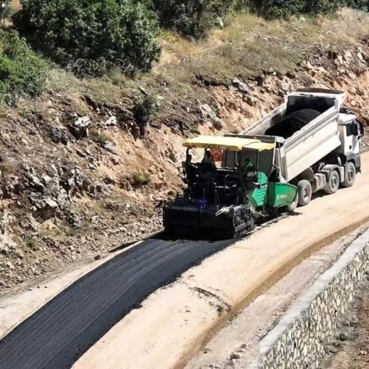 Tunceli'de köy yollarına sıcak asfalt