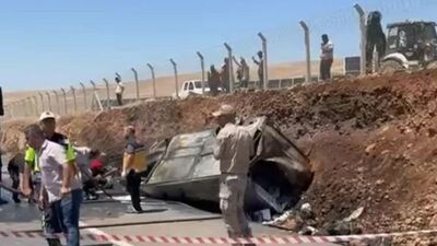 Tiner yüklü minibüs devrildi: 1 ölü, 1 yaralı