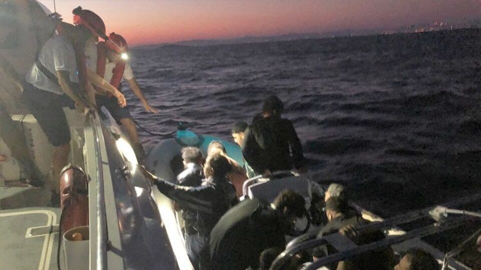 İzmir açıklarında 30 düzensiz göçmen kurtarıldı