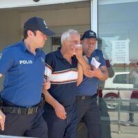 Emekli hakime otobüste etek altı fotoğraf çektiği iddiasıyla gözaltı | Son dakika haberleri thumbnail