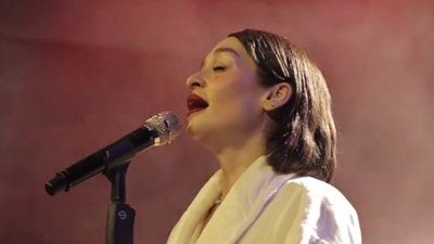 Bornozla sahneye çıktı