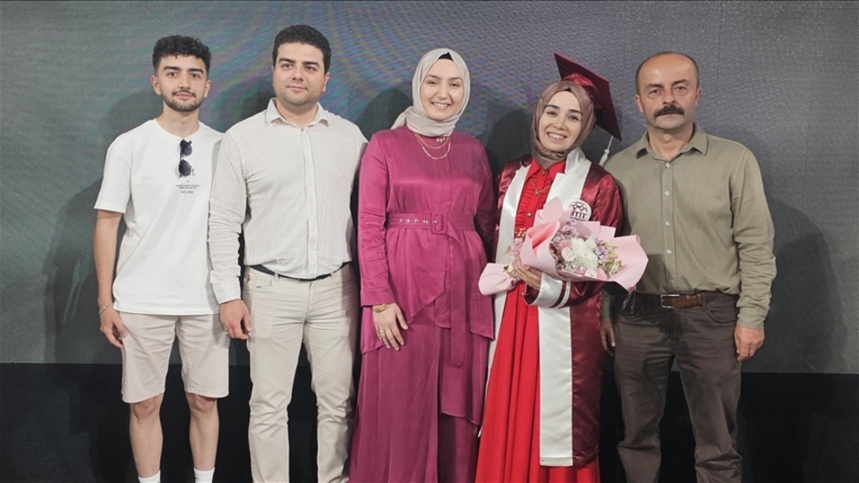 İki çocuk annesi, üniversiteden birincilikle mezun oldu