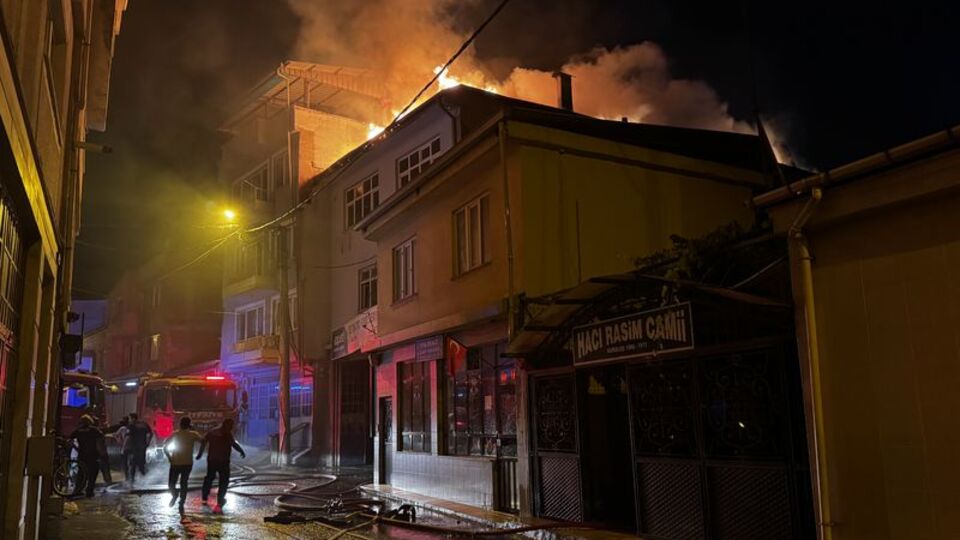 Oto tamirhanesinde yangın