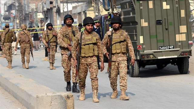 Pakistan'da bombalı saldırı! 13 asker öldü, 24 kişi yaralandı