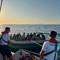 Muğla açıklarında sürüklenen bottaki 14 düzensiz göçmen kurtarıldı – Güncel haberler