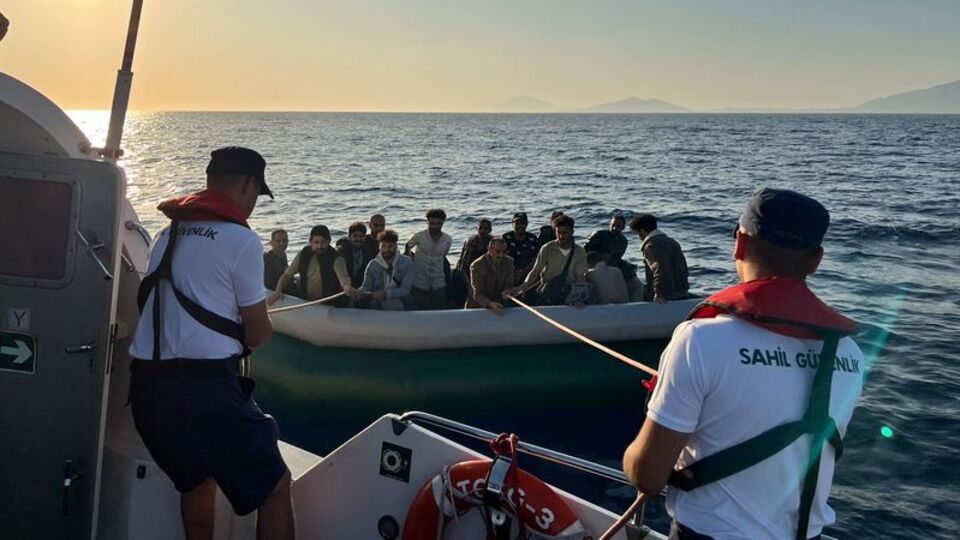 Muğla açıklarında 14 düzensiz göçmen kurtarıldı
