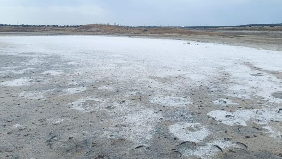 Buharlaşan gölde tuz tabakası ortaya çıktı!