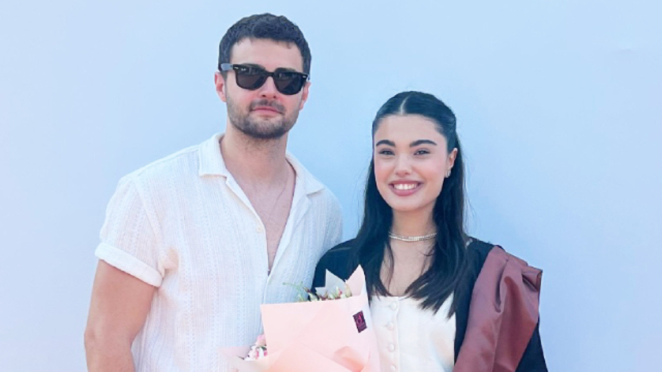 Sevgilisinin mezuniyet törenine katıldı