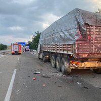 Emniyet şeridindeki TIR'a çaptı! 4 kişi öldü!