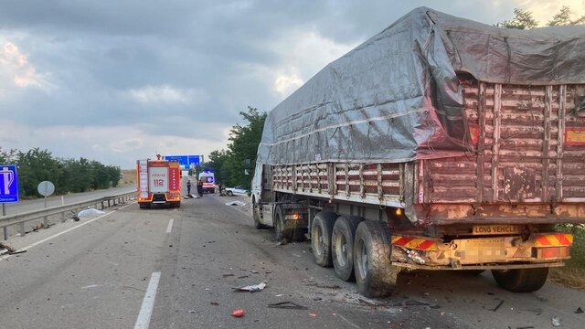 Emniyet şeridindeki TIR'a çaptı! 4 kişi öldü!