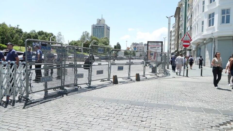 Taksim Meydanı yaya girişine kapatıldı 