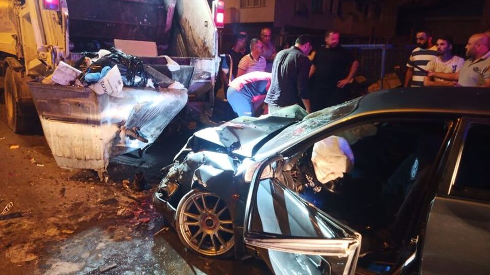 Otomobil çöp kamyonuna çarptı! 1 işçi öldü