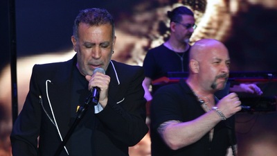 Kendi konserine karaborsa bilet aldı