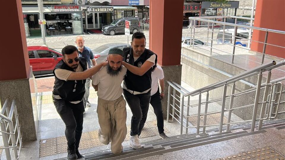 Kılıçla top kesip Atatürk'e hakaret etti