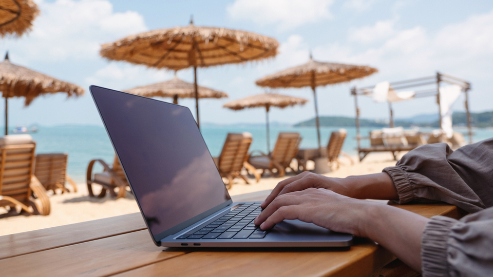 İzinde çalışırken patrona yakalanmayın