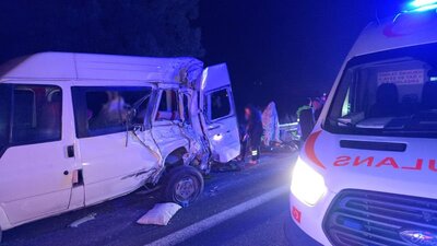 Anadolu Otoyolu'nda TIR, minibüse çarptı: 7 yaralı