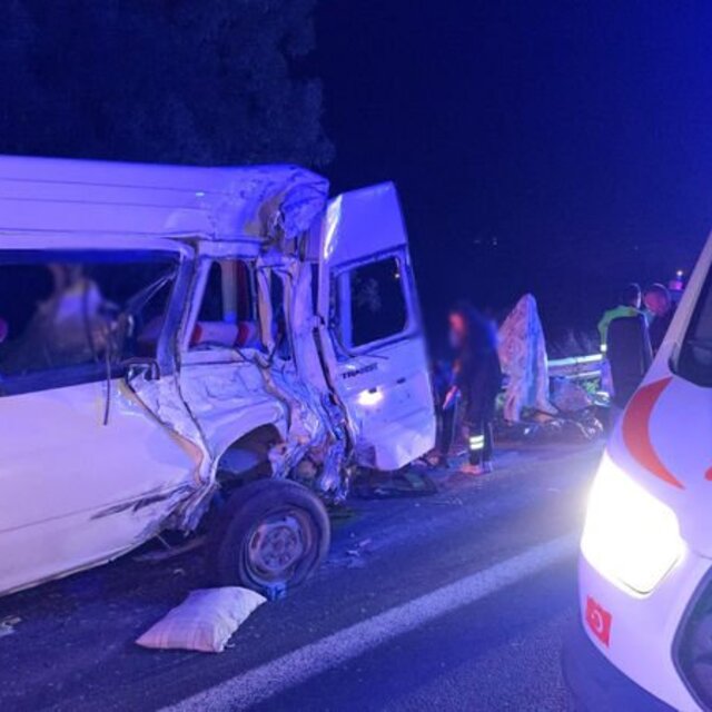 Anadolu Otoyolu'nda TIR, minibüse çarptı: 7 yaralı